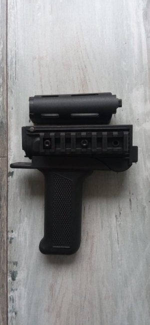 NOS wz.96 Mini Beryl lwr Handguard w/ Vertical Grip, mounting pin and upper-gas tube cover (SET), picatinny rails on both sides. FB Radom (circle 11)