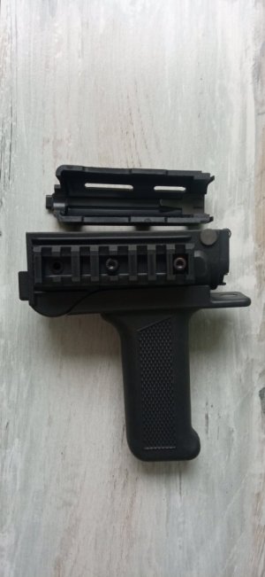 NOS wz.96 Mini Beryl lwr Handguard w/ Vertical Grip, mounting pin and upper-gas tube cover (SET), picatinny rails on both sides.FB Radom.