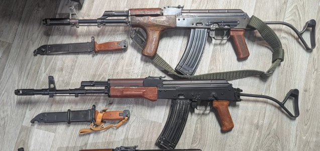 2x AK-74: Romanian AIMS-74 and Polish Tantal
